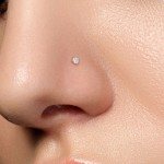 Zahnutý piercing do nosu - čirý zirkon (2 mm)