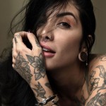 Piercing podkova s bílými opály