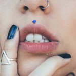 Piercing labreta chirurgická ocel s modrým opálem (1,2 x 8 x 3 mm)