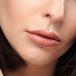 Piercing labreta chirurgická ocel s modrým opálem (1,2 x 8 x 3 mm)