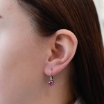 Stříbrné náušnice visací s krystaly růžové kulaté 31112.3 fuchsia