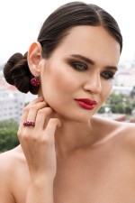 Stříbrné náušnice visací s krystaly Swarovski červené kulaté 31161.3 cherry