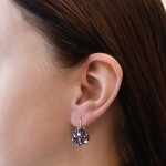 Stříbrné náušnice visací s krystaly Swarovski fialové kulaté 31176.3 dark amethyst