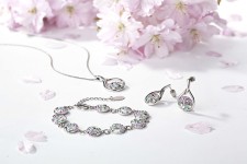 Stříbrné visací náušnice kapky se Swarovski krystaly 31305.3 sakura